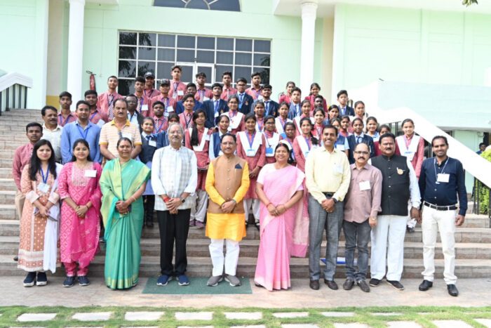 Exposer Visitor's: The brilliant students of Jashpur, who returned from the study tour of ISRO and Madras IIT, watched the assembly proceedings.