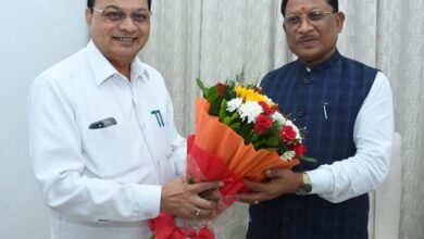 मुख्यमंत्री श्री साय से वाणिज्य एवं उद्योग मंत्री श्री लखनलाल देवांगन ने की सौजन्य भेंट