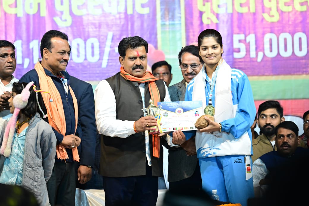 उपमुख्यमंत्री श्री विजय शर्मा ने साउथ एशियन बॉल बैडमिंटन चैंपियनशिप में स्वर्ण पदक जीतने वाली कवर्धा की बेटी रिया तिवारी का किया सम्मान