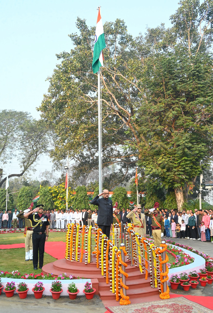 राज्यपाल श्री डेका ने गणतंत्र दिवस के अवसर पर लोकभवन में राष्ट्रीय ध्वज फहराया
