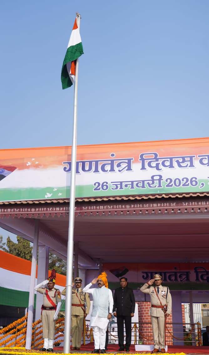 उपमुख्यमंत्री श्री अरुण साव ने जगदलपुर के लालबाग मैदान में राष्ट्रीय ध्वज फहराकर ली परेड की सलामी