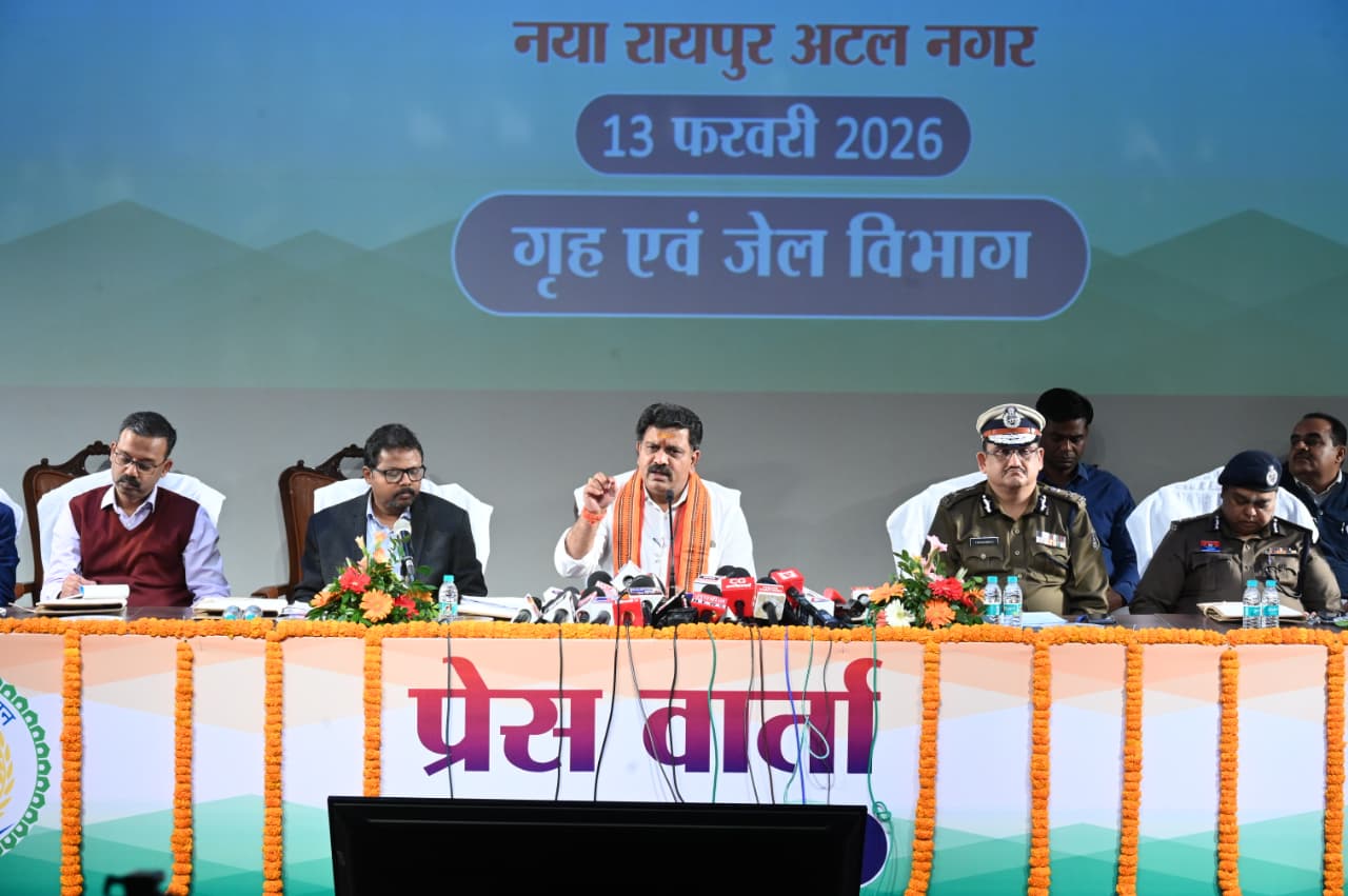 गृह, जेल मंत्री श्री विजय शर्मा की आज छत्तीसगढ संवाद नवा रायपुर के ऑडिटोरियम में पत्रकारों से चर्चा करते हुए