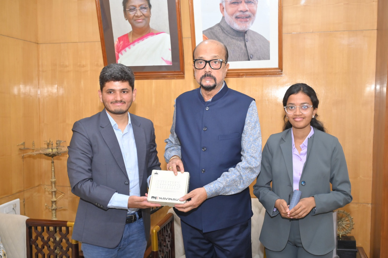 राज्यपाल श्री डेका से यूनीसेफ के इमेजिन वेंचर के प्रथम भारतीय पुरस्कार विजेता ने की सौजन्य भेंट