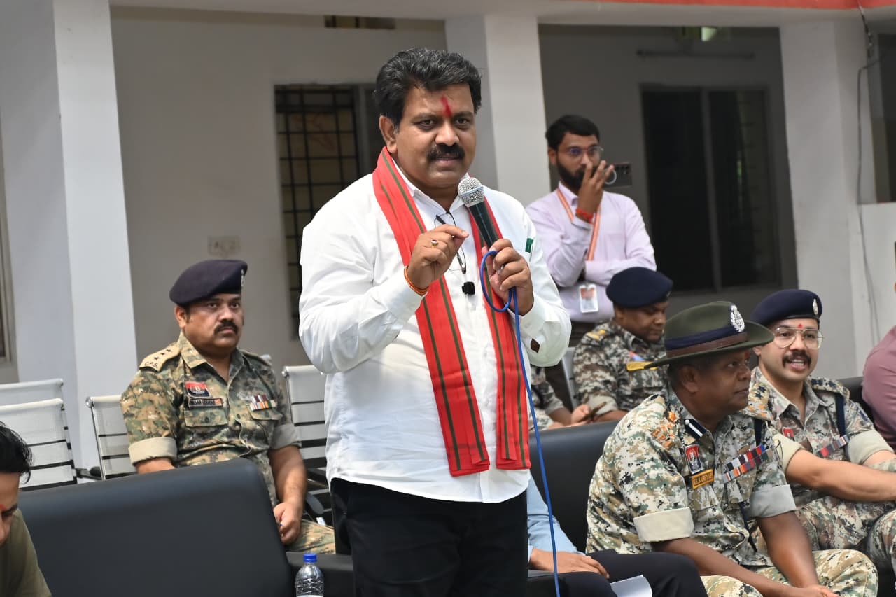 उपमुख्यमंत्री श्री विजय शर्मा ने पुनर्वास केंद्र दंतेवाड़ा में युवाओं से की मुलाकात