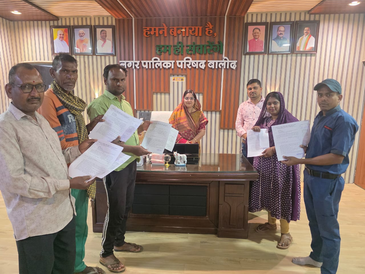 प्रधानमंत्री आवास योजना (शहरी) 2.0 के तहत बालोद के हितग्राहियों को स्वीकृति पत्र वितरित, नगर पालिका अध्यक्ष प्रतिभा चौधरी ने दी शुभकामनाएं….