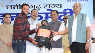 मुख्यमंत्री श्री विष्णु देव साय ने हज यात्रियों को वितरित किया फर्स्ट एड किट: सफल हज यात्रा के लिए शुभकामना देकर यात्रियों का किया स्वागत