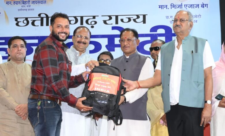 मुख्यमंत्री श्री विष्णु देव साय ने हज यात्रियों को वितरित किया फर्स्ट एड किट: सफल हज यात्रा के लिए शुभकामना देकर यात्रियों का किया स्वागत