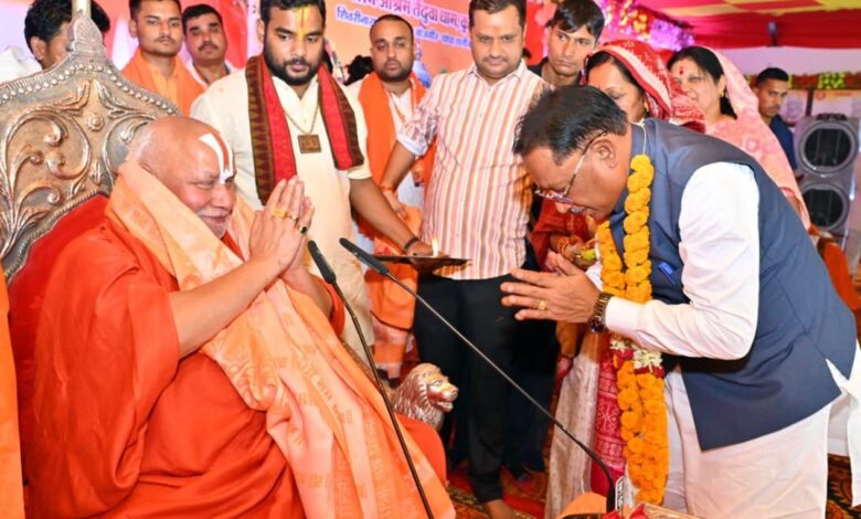 तेंदुवा धाम में श्रीराम कथा का भव्य शुभारंभ: मुख्यमंत्री श्री विष्णु देव साय ने लिया संतों का आशीर्वाद