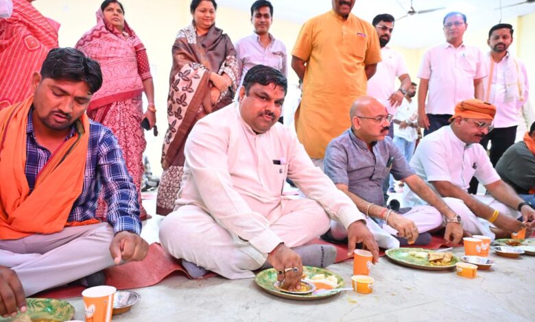 श्रमिक दिवस पर सेवा सदन में सामूहिक भोजन एवं संवाद कार्यक्रम आयोजित
