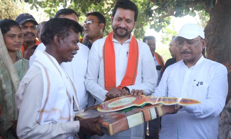 सुशासन तिहार : मुख्यमंत्री श्री विष्णु देव साय ने पीएम जनमन के हितग्राही को सौंपी खुशियों की चाबी