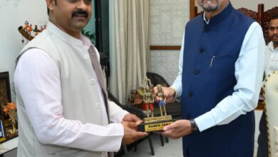 राज्यपाल श्री डेका से केन्द्रीय ग्रामीण विकास राज्य मंत्री श्री पासवान ने किया सौजन्य भेंट