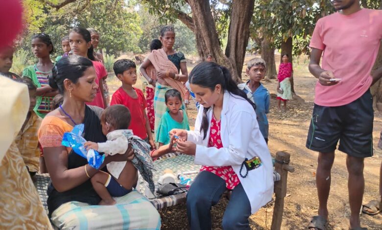 मुख्यमंत्री स्वस्थ बस्तर अभियान : 13 किलोमीटर पैदल चलकर स्वास्थ्य टीम पहुंची बड़ेपल्ली, 227 ग्रामीणों की जांच