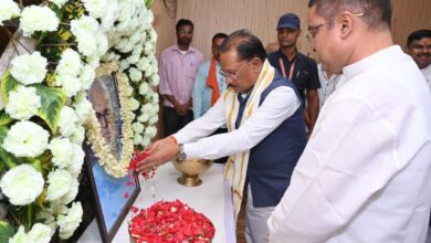 मुख्यमंत्री श्री विष्णुदेव साय ने स्वर्गीय दिनेश सेन को दी श्रद्धांजलि : शोक संतप्त परिवार से की मुलाकात