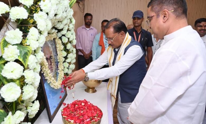 मुख्यमंत्री श्री विष्णुदेव साय ने स्वर्गीय दिनेश सेन को दी श्रद्धांजलि : शोक संतप्त परिवार से की मुलाकात