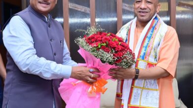 मुख्यमंत्री ने उत्तर प्रदेश के मुख्यमंत्री श्री योगी आदित्यनाथ का किया आत्मीय स्वागत