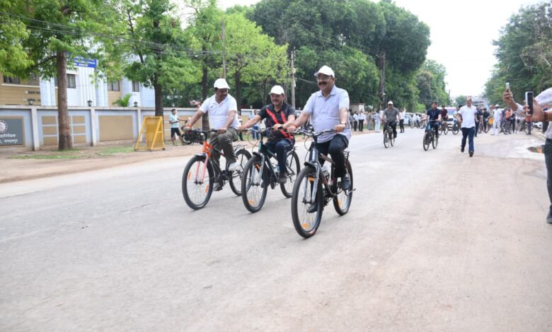 उप मुख्यमंत्री श्री अरुण साव ने सायकल चलाकर फिट रहने और पर्यावरण संरक्षण का दिया संदेश