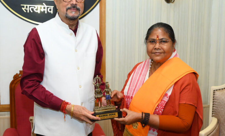 राज्यपाल श्री डेका से राष्ट्रीय पिछड़ा वर्ग आयोग की अध्यक्ष साध्वी निरंजन ज्योति ने की सौजन्य भेंट राज्यपाल श्री डेका से राष्ट्रीय पिछड़ा वर्ग आयोग की अध्यक्ष साध्वी निरंजन ज्योति ने की सौजन्य भेंट