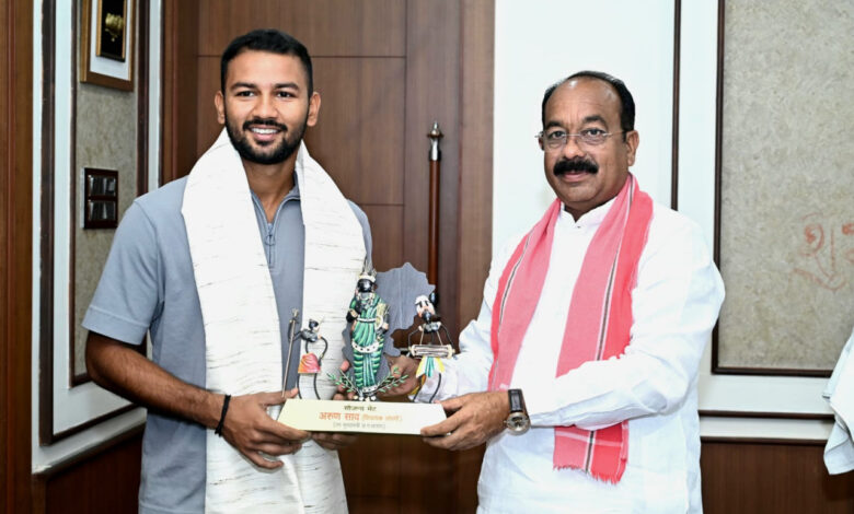 उप मुख्यमंत्री श्री अरुण साव से क्रिकेटर आयुष पाण्डेय ने की सौजन्य मुलाकात उप मुख्यमंत्री श्री अरुण साव से क्रिकेटर आयुष पाण्डेय ने की सौजन्य मुलाकात