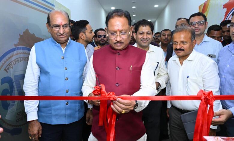 मुख्यमंत्री विष्णुदेव साय ने किया मुख्यमंत्री हेल्पलाइन एवं शिकायत प्रबंधन प्रणाली का अवलोकन