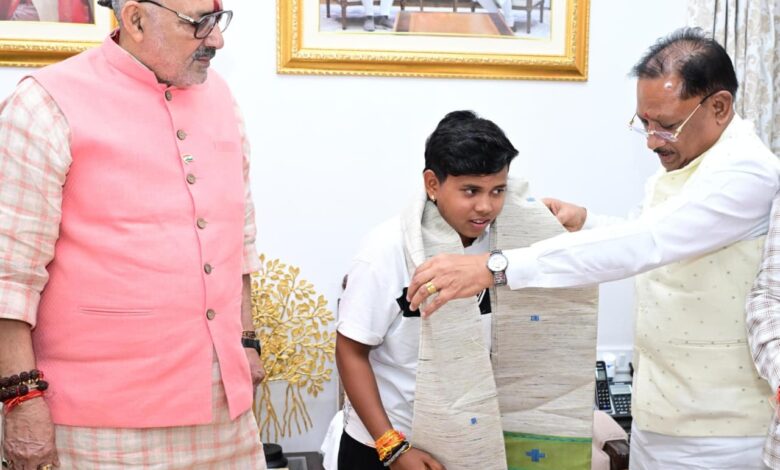 श्रीलंका दौरे के लिए भारतीय अंडर-19 महिला क्रिकेट टीम की उपकप्तान बनीं महक नरवासे : मुख्यमंत्री श्री विष्णु देव साय ने किया सम्मानित श्रीलंका दौरे के लिए भारतीय अंडर-19 महिला क्रिकेट टीम की उपकप्तान बनीं महक नरवासे : मुख्यमंत्री श्री विष्णु देव साय ने किया सम्मानित