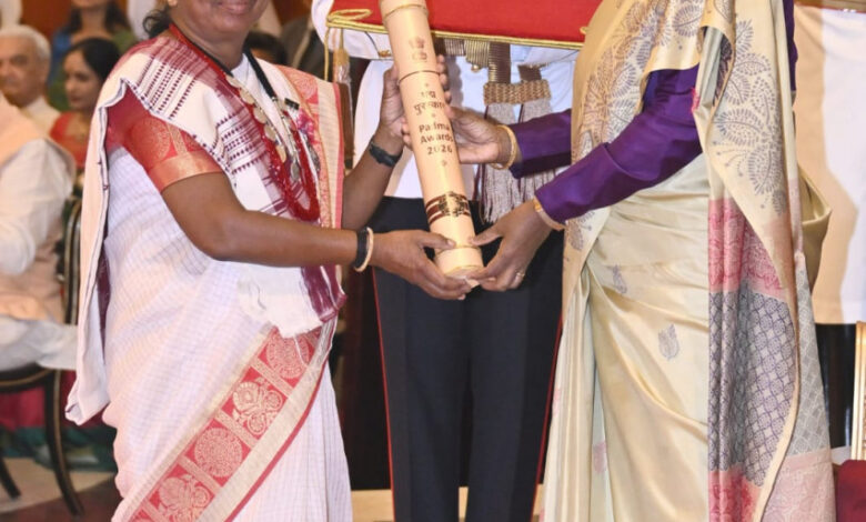 वित्त मंत्री श्री ओपी चौधरी ने पद्मश्री सम्मान प्राप्त डॉ. बुधरी ताती को दी बधाई वित्त मंत्री श्री ओपी चौधरी ने पद्मश्री सम्मान प्राप्त डॉ. बुधरी ताती को दी बधाई