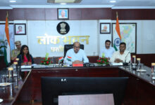 राज्यपाल श्री डेका ने सक्ती जिले के अधिकारियों से की चर्चा