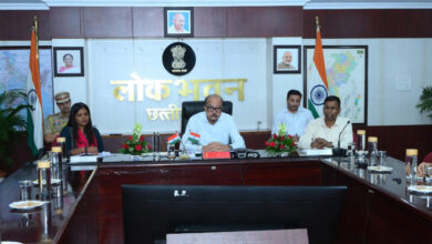 राज्यपाल श्री डेका ने सक्ती जिले के अधिकारियों से की चर्चा