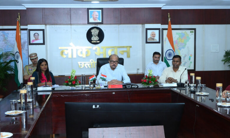 राज्यपाल श्री डेका ने सक्ती जिले के अधिकारियों से की चर्चा राज्यपाल श्री डेका ने सक्ती जिले के अधिकारियों से की चर्चा