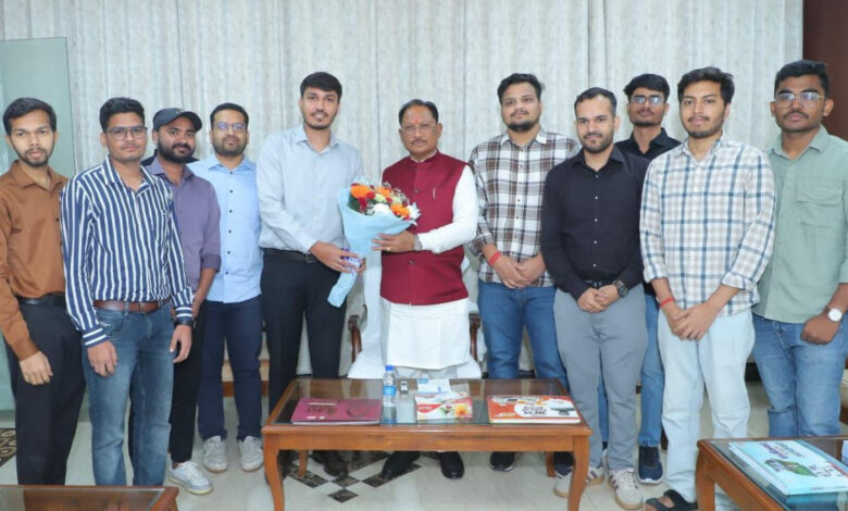 मुख्यमंत्री श्री विष्णुदेव साय ने यूपीएससी प्रारंभिक परीक्षा में सफल ट्राइबल यूथ हॉस्टल के विद्यार्थियों से की मुलाकात