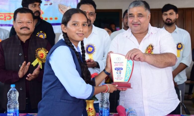 शाला प्रवेश उत्सव में गूंजा शिक्षा का उत्साह, मंत्री श्री राजेश अग्रवाल ने नवप्रवेशी बच्चों का किया आत्मीय स्वागत शाला प्रवेश उत्सव में गूंजा शिक्षा का उत्साह, मंत्री श्री राजेश अग्रवाल ने नवप्रवेशी बच्चों का किया आत्मीय स्वागत