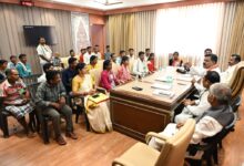 उप मुख्यमंत्री श्री विजय शर्मा ने नक्सल प्रकरणों की वापसी को लेकर बस्तर के युवाओं से की मुलाकात