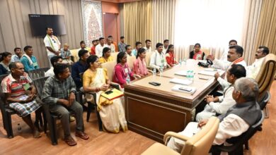 उप मुख्यमंत्री श्री विजय शर्मा ने नक्सल प्रकरणों की वापसी को लेकर बस्तर के युवाओं से की मुलाकात