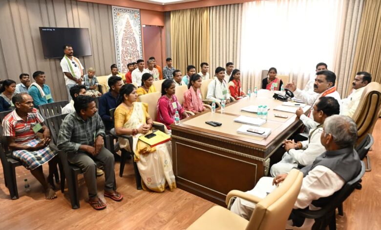 उप मुख्यमंत्री श्री विजय शर्मा ने नक्सल प्रकरणों की वापसी को लेकर बस्तर के युवाओं से की मुलाकात उप मुख्यमंत्री श्री विजय शर्मा ने नक्सल प्रकरणों की वापसी को लेकर बस्तर के युवाओं से की मुलाकात
