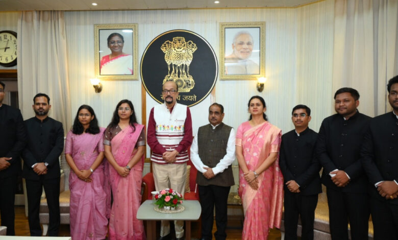 राज्यपाल से प्रशिक्षु डिप्टी कलेक्टरों ने की सौजन्य मुलाकात राज्यपाल से प्रशिक्षु डिप्टी कलेक्टरों ने की सौजन्य मुलाकात
