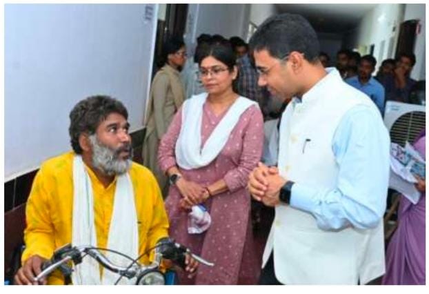 मुख्यमंत्री हेल्पलाइन से मिली नई राह, मोटराइज्ड ट्राइसाइकिल ने बदली दिव्यांग हितग्राही की जिंदगी मुख्यमंत्री हेल्पलाइन से मिली नई राह, मोटराइज्ड ट्राइसाइकिल ने बदली दिव्यांग हितग्राही की जिंदगी
