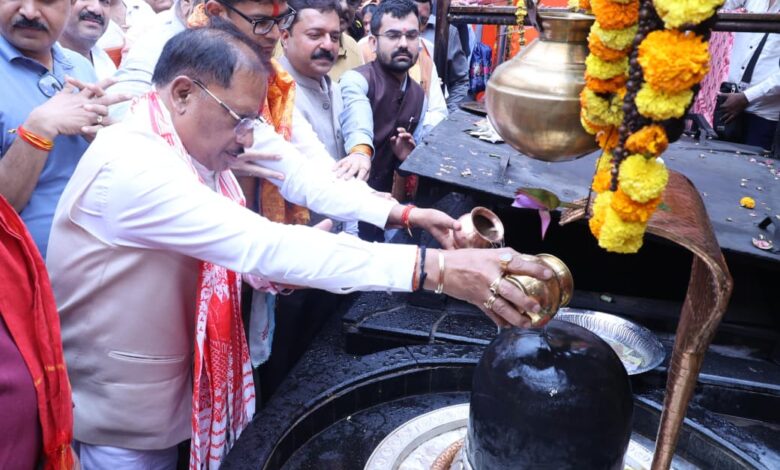 गुरु पूर्णिमा पर कोसमनारा पहुंचे मुख्यमंत्री श्री विष्णु देव साय, सत्यनारायण बाबा धाम में की पूजा-अर्चना