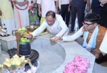 मुख्यमंत्री श्री विष्णु देव साय ने कैलाशपति धाम में किया जलाभिषेक: भगवान मनकामेश्वर महादेव से प्रदेश की सुख-समृद्धि एवं खुशहाली की कामना