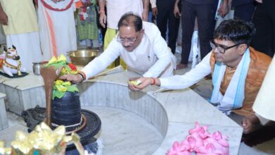 मुख्यमंत्री श्री विष्णु देव साय ने कैलाशपति धाम में किया जलाभिषेक: भगवान मनकामेश्वर महादेव से प्रदेश की सुख-समृद्धि एवं खुशहाली की कामना