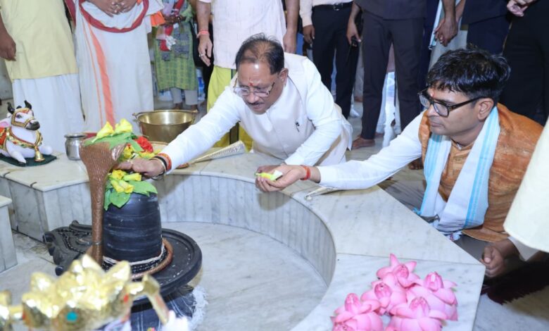 मुख्यमंत्री श्री विष्णु देव साय ने कैलाशपति धाम में किया जलाभिषेक: भगवान मनकामेश्वर महादेव से प्रदेश की सुख-समृद्धि एवं खुशहाली की कामना मुख्यमंत्री श्री विष्णु देव साय ने कैलाशपति धाम में किया जलाभिषेक: भगवान मनकामेश्वर महादेव से प्रदेश की सुख-समृद्धि एवं खुशहाली की कामना