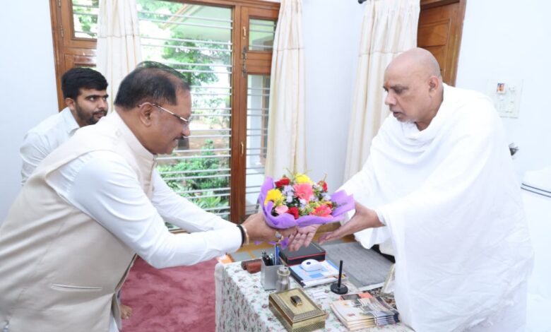 गुरु पूर्णिमा पर मुख्यमंत्री ने अघोर गुरु पीठ बनोरा में किए गुरु दर्शन, बाबा प्रियदर्शी राम से लिया आशीर्वाद