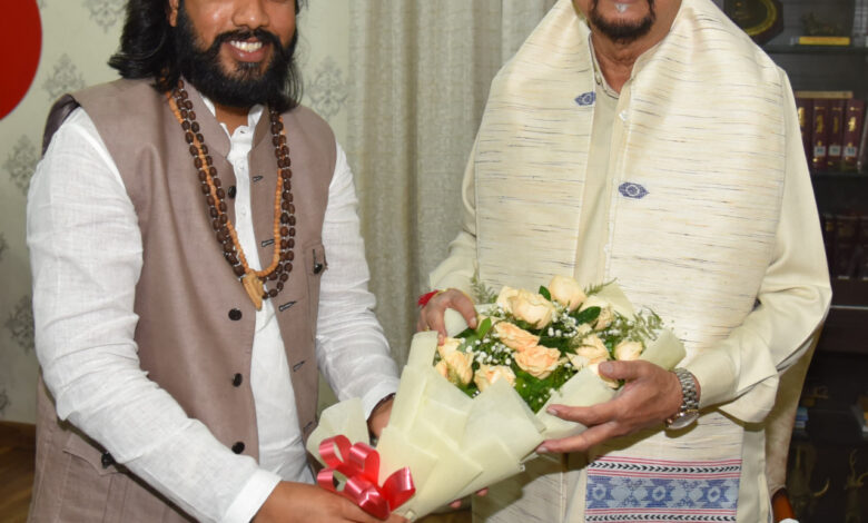 राज्यपाल श्री डेका से कौशल विकास, तकनीकी शिक्षा एवं रोजगार, अनुसूचित जाति विकास विभाग के मंत्री श्री गुरु खुशवंत साहेब ने सौजन्य भेंट की