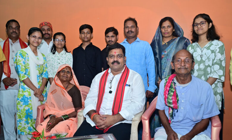 तीन बहनों ने एक साथ पास की नीट परीक्षा, उप मुख्यमंत्री श्री विजय शर्मा ने घर पहुंचकर दी बधाई तीन बहनों ने एक साथ पास की नीट परीक्षा, उप मुख्यमंत्री श्री विजय शर्मा ने घर पहुंचकर दी बधाई