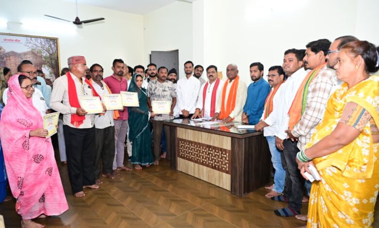 उप मुख्यमंत्री श्री विजय शर्मा ने कवर्धा के हितग्राहियों को सौंपे पीएम आवास योजना शहरी 2.0 के स्वीकृति पत्र उप मुख्यमंत्री श्री विजय शर्मा ने कवर्धा के हितग्राहियों को सौंपे पीएम आवास योजना शहरी 2.0 के स्वीकृति पत्र