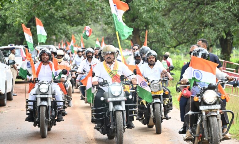 तिरंगा यात्रा के दूसरे दिवस माँ दंतेश्वरी की पूजा-अर्चना कर उप मुख्यमंत्री एवं वन मंत्री ने किया यात्रा का शुभारंभ तिरंगा यात्रा के दूसरे दिवस माँ दंतेश्वरी की पूजा-अर्चना कर उप मुख्यमंत्री एवं वन मंत्री ने किया यात्रा का शुभारंभ
