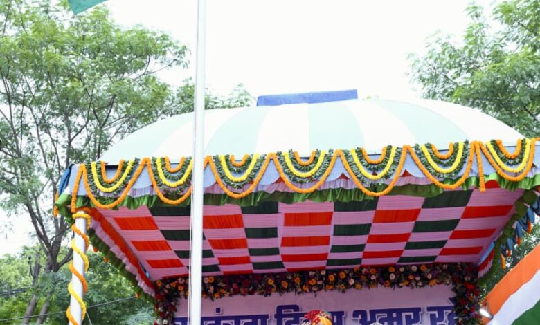 स्वतंत्रता दिवस समारोह: मुख्यमंत्री श्री साय ने पुलिस परेड ग्राउंड पर किया ध्वजारोहण, परेड की ली सलामी स्वतंत्रता दिवस समारोह: मुख्यमंत्री श्री साय ने पुलिस परेड ग्राउंड पर किया ध्वजारोहण, परेड की ली सलामी