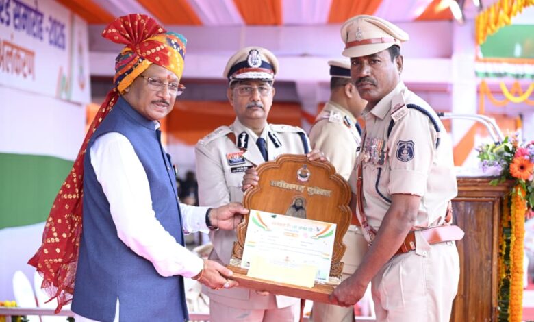 मुख्यमंत्री श्री विष्णु देव साय के करकमलों से उत्कृष्ट सेवा के लिए सम्मानित हुए पुलिस एवं नगर सेना के अधिकारी-कर्मचारी मुख्यमंत्री श्री विष्णु देव साय के करकमलों से उत्कृष्ट सेवा के लिए सम्मानित हुए पुलिस एवं नगर सेना के अधिकारी-कर्मचारी