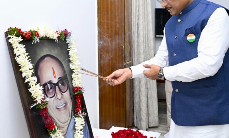मुख्यमंत्री श्री विष्णु देव साय ने स्वर्गीय श्री कुशाभाऊ ठाकरे की जयंती पर उन्हें किया नमन