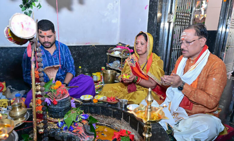 मुख्यमंत्री श्री विष्णुदेव साय ने सावन सोमवार और नागपंचमी पर श्री फलेश्वरनाथ महादेव की पूजा-अर्चना की