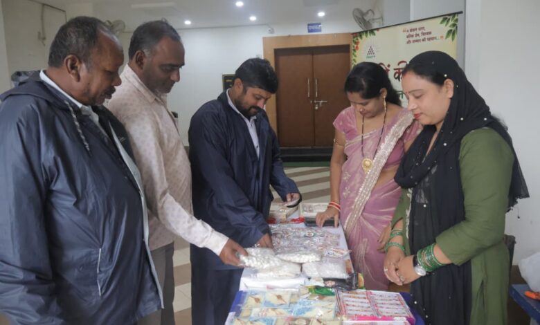 धान-चावल से सजी राखियां बनीं आकर्षण का केंद्र, प्रसन्न समूह की दीदियों ने हुनर से रची आत्मनिर्भरता की नई कहानी धान-चावल से सजी राखियां बनीं आकर्षण का केंद्र, प्रसन्न समूह की दीदियों ने हुनर से रची आत्मनिर्भरता की नई कहानी