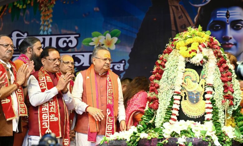 मुख्यमंत्री श्री विष्णु देव साय ने भगवान शिव का रुद्राभिषेक कर प्रदेशवासियों के सुख-समृद्धि और खुशहाली की कामना की